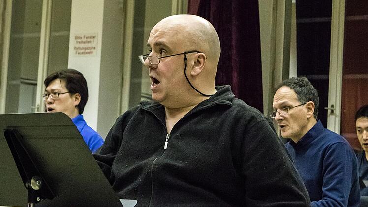 Chorproben in Corona-Zeiten: Abstand halten, regelmäßig lüften, 3G-Regel befolgen - und am Ende die Anweisungen des Chordirektors musikalisch umsetzen.Foto: Jochen Berger