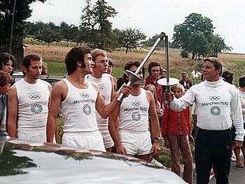 Das Olympische Feuer wurden in Waldfenster übergeben: (von links) Ottmar Bömmel, Hartmut Hessel, Michael Graeber und Jürgen Wohlfromm (alle vom TSV Münnerstadt) sowie H. Knopp aus Garitz waren dabei.