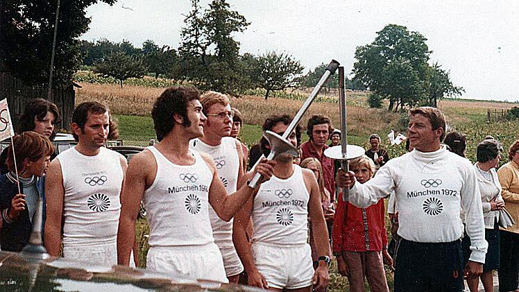 Das Olympische Feuer wurden in Waldfenster übergeben: (von links) Ottmar Bömmel, Hartmut Hessel, Michael Graeber und Jürgen Wohlfromm (alle vom TSV Münnerstadt) sowie H. Knopp aus Garitz waren dabei.