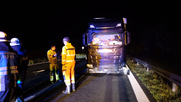 Reifen an Sattelzug platzt: Lastwagen gerät auf der Autobahn in den Gegenverkehr