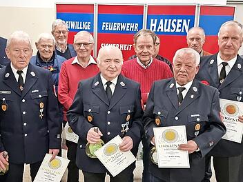 Für langjährige Mitgliedschaft ehren Vorsitzender Jochen Nürnberger (links) und Kommandant Bernd Czelustek (rechts) v.l.n.r.: Joachim Hofmann, Lorenz Oppelt, Peter Markert, Egon Schlereth, Otto Funck, Karls Nürnberger, Engelbert Sell, Horst Markar...