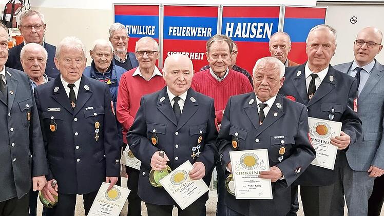 Für langjährige Mitgliedschaft ehren Vorsitzender Jochen Nürnberger (links) und Kommandant Bernd Czelustek (rechts) v.l.n.r.: Joachim Hofmann, Lorenz Oppelt, Peter Markert, Egon Schlereth, Otto Funck, Karls Nürnberger, Engelbert Sell, Horst Markar...