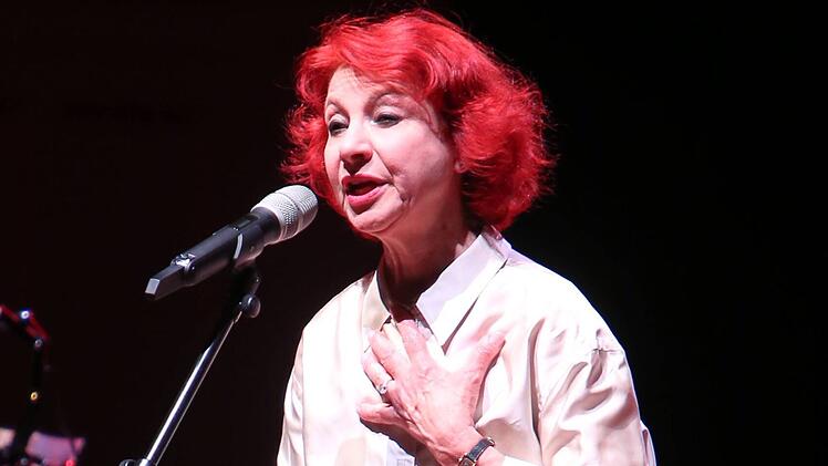 Bis heute tritt Esther Ofarim - hier 2016 beim Galaabend zum 175. Geburtstag des Hamburger St. Pauli Theaters - immer wieder als S&auml;ngerin auf.