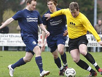 Der frühere Spieler des TSV Stadtsteinach kommt jetzt als Spielertrainer zurück: Florian Schlegel (rechts). Foto: Monika Limmer