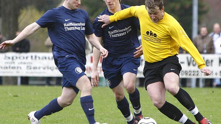 Der frühere Spieler des TSV Stadtsteinach kommt jetzt als Spielertrainer zurück: Florian Schlegel (rechts). Foto: Monika Limmer