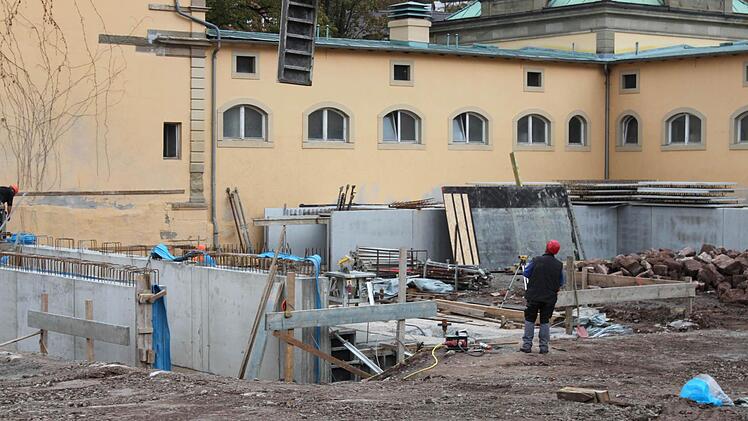 Auch an den beiden Neubautrakten im Hof wird gearbeitet.