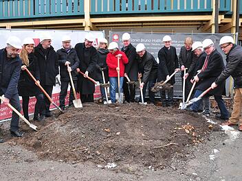 Beim ersten Spatenstich (von links): Projektleiter Gernot Meyer, Silja und Alfred Wiener (alle Architekturbüro Wiener + Partner), Pfarrer Stephan Eschenbacher, Domkapitular Clemens Bieber, Anke Schäflein (Caritasverband), Heimleiterin Heike Ehlert, Johannes Simon (Caritas), Bürgermeister Günther Werner, Landrat Wilhelm Schneider, Hubert Grauer (Diözesanverband), Rudolf Handwerker, Rudi Eck und Bernhard Heinrich (Fa. Bömmel, Nüdlingen).