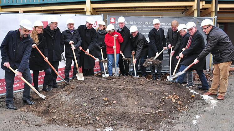 Beim ersten Spatenstich (von links): Projektleiter Gernot Meyer, Silja und Alfred Wiener (alle Architekturbüro Wiener + Partner), Pfarrer Stephan Eschenbacher, Domkapitular Clemens Bieber, Anke Schäflein (Caritasverband), Heimleiterin Heike Ehlert, Johannes Simon (Caritas), Bürgermeister Günther Werner, Landrat Wilhelm Schneider, Hubert Grauer (Diözesanverband), Rudolf Handwerker, Rudi Eck und Bernhard Heinrich (Fa. Bömmel, Nüdlingen).