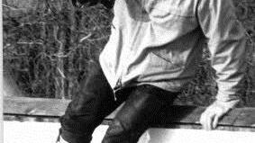 So hat man ihn gekannt: Fotograf Hans Seyferth hüpft locker über die VfB-Sportplatzbande, um Fußballbilder für die BR zu schießen. Foto: Archiv