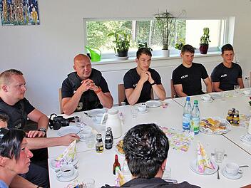 Annette Schubert (links), Leiterin des Hauses Windsburg, mit Polizeianwärtern der Bundespolizei aus Oerlenbach.  Foto: Dieter Britz