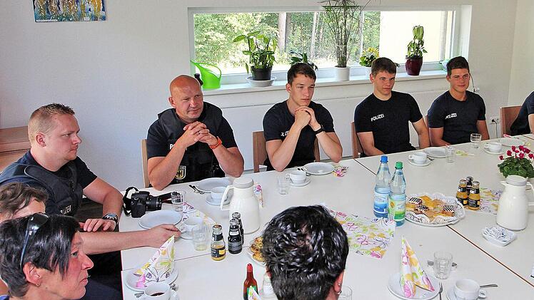 Annette Schubert (links), Leiterin des Hauses Windsburg, mit Polizeianwärtern der Bundespolizei aus Oerlenbach.  Foto: Dieter Britz