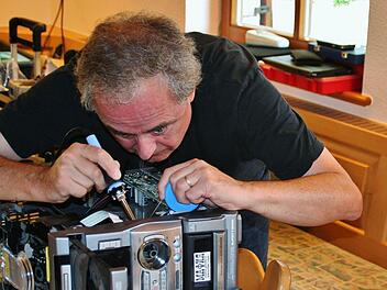 Repair Café in Nüdlingen: Das Museumsstück von einem Plattenspieler ist eine Herausforderung - selbst für Profis. Foto: Werner Vogel