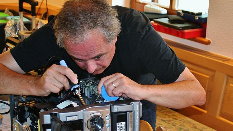Repair Café in Nüdlingen: Das Museumsstück von einem Plattenspieler ist eine Herausforderung - selbst für Profis. Foto: Werner Vogel