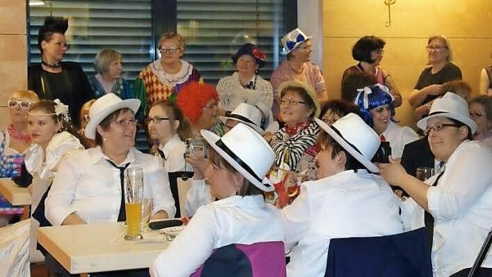 Die Stimmung war prächtig beim Weiberfasching in Kleinsendelbach. Fotos: Petra Malbrich