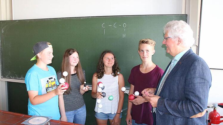 Daniel (von links) und Hannah sind im Regelzug, Nicole und Luca in der Mittelstufe-Plus-Klasse. Alle vier Schüler sind mit ihrer Wahl zufrieden, und auch Schulleiter Helmut Schreiner freut sich über die zusätzliche Wahlmöglichkeit an seiner Pilotschule. Foto: Ralf Ruppert