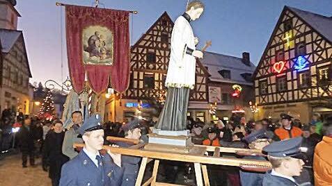 Derweil zog die festliche Prozession mit lebensgroßen Heiligenfiguren und den Wundmalen Christi durch die Stadt.  Foto: Thomas Weichert