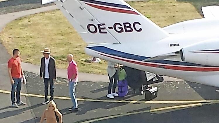 Der Haßfurter Flugplatz wird von Unternehmen und Privatleuten genutzt. Teilweise landen und starten dort größere Maschinen. Unter anderem landete "Kaiser" Franz Beckenbauer (mit Hut) in Haßfurt für eine medizinische Behandlung.  Fotos: Verkehrslandeplatz Haßfurt-Schweinfurt GmbH