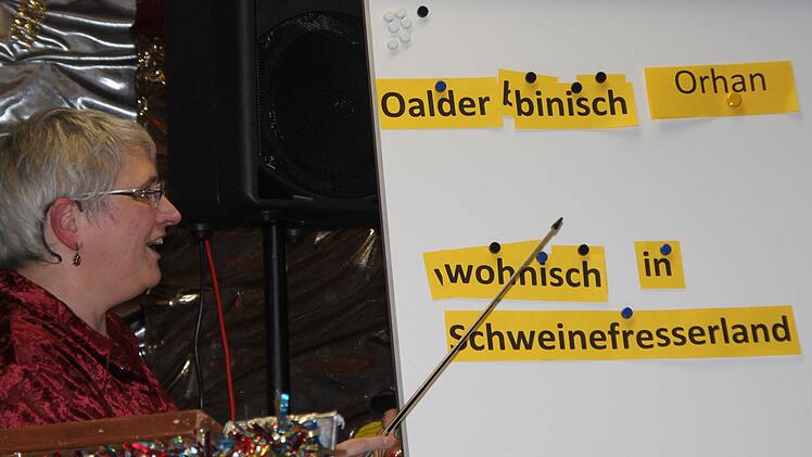 So sieht Deutsch-Unterricht im Neuenmarkter Fasching aus. Foto: Jürgen Gärtner