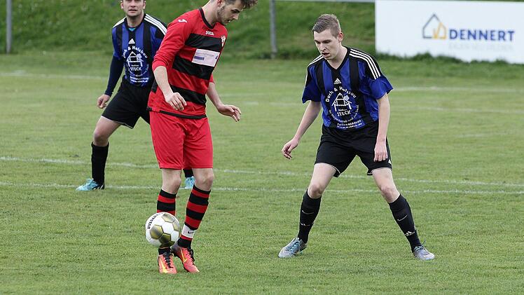 Am Ball: Alessandro Puokammissas vom SV Waizendorf; links Stefan Graf, rechts Ralf Kohler