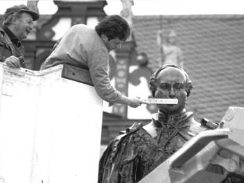 So sah es aus, als das Denkmal von Prinz Albert auf dem Coburger Markt 1996 gründlich gereinigt wurde.Foto: CT-Archiv