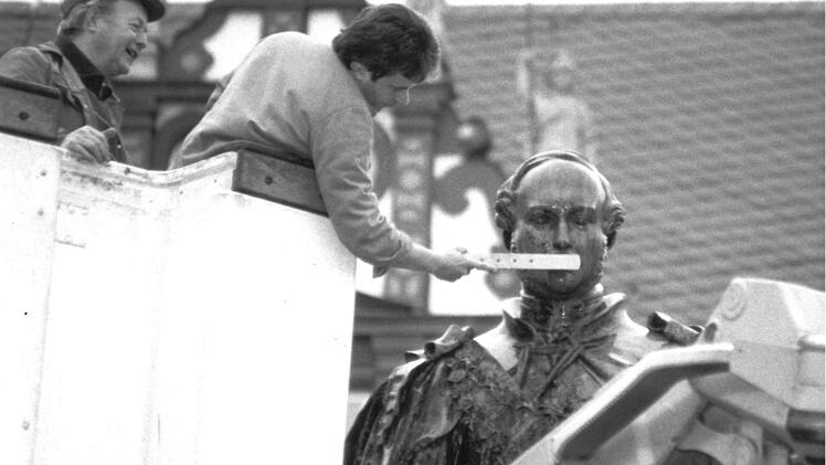 So sah es aus, als das Denkmal von Prinz Albert auf dem Coburger Markt 1996 gründlich gereinigt wurde.Foto: CT-Archiv
