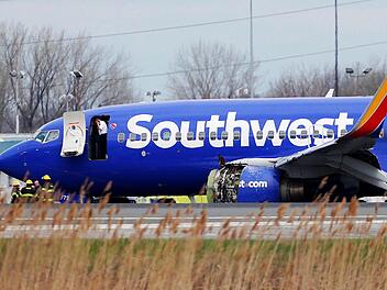 . In den USA ist eine Frau in einem Flugzeug nach Medienberichten erst von Teilen einer zerstörten Turbine getroffen und dann fast aus dem Fenster gerissen worden. Foto: David Maialetti/The Philadelphia Inquirer/AP/dpa
