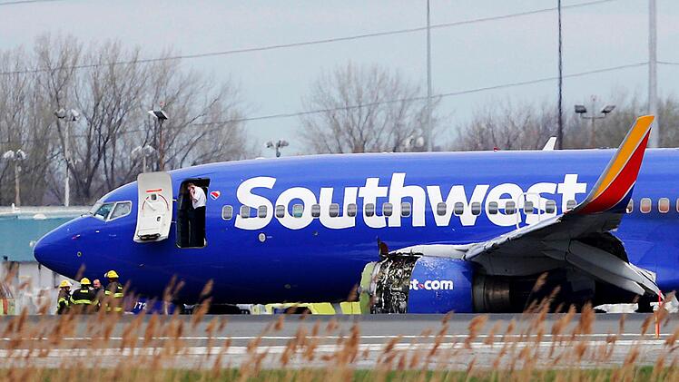 . In den USA ist eine Frau in einem Flugzeug nach Medienberichten erst von Teilen einer zerstörten Turbine getroffen und dann fast aus dem Fenster gerissen worden. Foto: David Maialetti/The Philadelphia Inquirer/AP/dpa