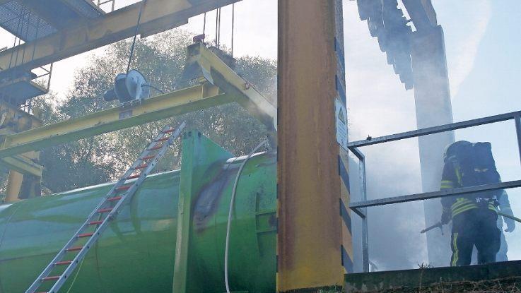 Wegen der starken Rauchentwicklung, die der brennende Sperrm&uuml;ll-Container in der Kulmbacher M&uuml;llumladestation verursachte, konnten die Feuerwehrm&auml;nner nur mit Schwerem Atemschutz arbeiten. Die Bev&ouml;lkerung wurde per Rundfunkdurchsagen gewarnt. Foto: News5/Fricke