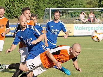 Gegen den FC Mitwitz reichte es für Ariel Ciesielski (orangenes Trikot) und dem ASV Kleintettau nicht zu einem Punktgewinn. Hier klärt er mit einem Flugkopfball vor dem Mitwitzer Trainer Johannes Müller.  Foto: Weiß