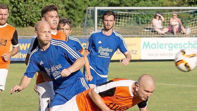 Gegen den FC Mitwitz reichte es für Ariel Ciesielski (orangenes Trikot) und dem ASV Kleintettau nicht zu einem Punktgewinn. Hier klärt er mit einem Flugkopfball vor dem Mitwitzer Trainer Johannes Müller.  Foto: Weiß