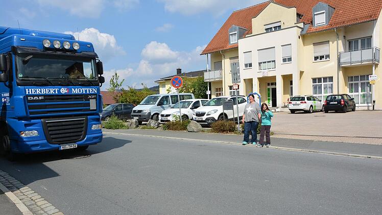 Natalie Groß begleitet ihre Tochter Lena über die Straße, um gefährliche Situationen zu vermeiden.Foto: Dagmar Besand