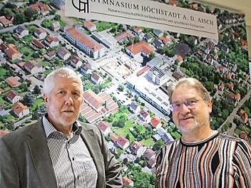Roland Deinzer (rechts) wird Nachfolger von Bernd Lohneiß (links) und übernimmt die Leitung des Höchstadter Gymnasiums.  Foto: Andreas Dorsch