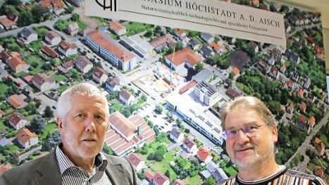 Roland Deinzer (rechts) wird Nachfolger von Bernd Lohneiß (links) und übernimmt die Leitung des Höchstadter Gymnasiums.  Foto: Andreas Dorsch