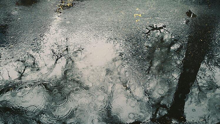 Das Wetter in Franken ist k&uuml;hl regnerisch. Der Wetterochs sagt f&uuml;r Franken weiterhin graues Mai-Wetter voraus. Symbolfoto: unsplash.com/bolijojo
