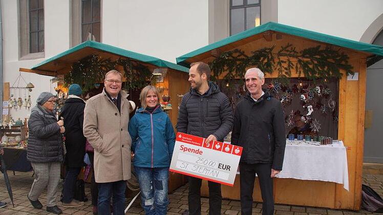 Johannes Grad vom Ingenierb&uuml;ro Burnickl &uuml;bergibt eine Spende an Leiterin Bettina Kr&ouml;ner. Foto: Joseph Beck
