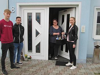 So kann die Einkauf-Nächsten-Hilfe funktionieren, die (von links) Justus Waldig, Luca Raab und Kristin Hack mit weiteren Jugendraum-Mitgliedern anbieten.Foto: Winfried Ehling