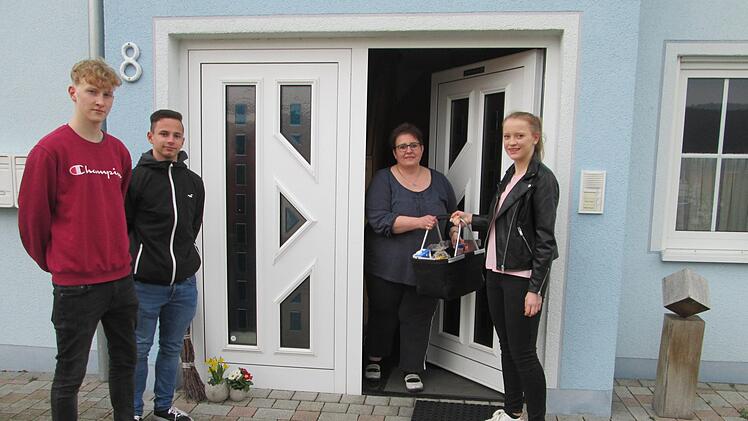 So kann die Einkauf-Nächsten-Hilfe funktionieren, die (von links) Justus Waldig, Luca Raab und Kristin Hack mit weiteren Jugendraum-Mitgliedern anbieten.Foto: Winfried Ehling
