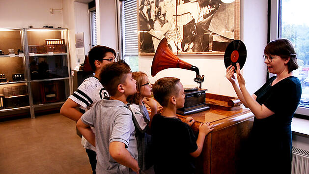 Anschaulich stehen zahlreiche Modelle zur Besichtigung bereit – gerade Kinder erleben dadurch die Rundfunkgeschichte anschaulich
