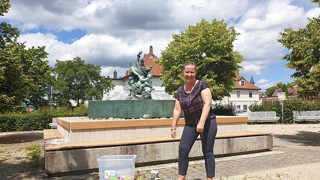 Die neue Veranstaltungsreihe "Spiel.Ort.Museum" beinhaltet coronakonforme Outdoor-Veranstaltungen rund ums Spielzeugmuseum Neustadt. Mandy Dollas-Brandner ist f&uuml;r die Veranstaltungsorganisation beim Spielzeugmuseum verantwortlich und hat die Spielsachen bereits getestet.