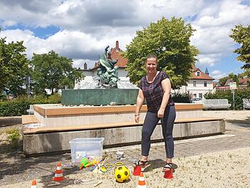 Die neue Veranstaltungsreihe "Spiel.Ort.Museum" beinhaltet coronakonforme Outdoor-Veranstaltungen rund ums Spielzeugmuseum Neustadt. Mandy Dollas-Brandner ist für die Veranstaltungsorganisation beim Spielzeugmuseum verantwortlich und hat die Spielsachen bereits getestet.