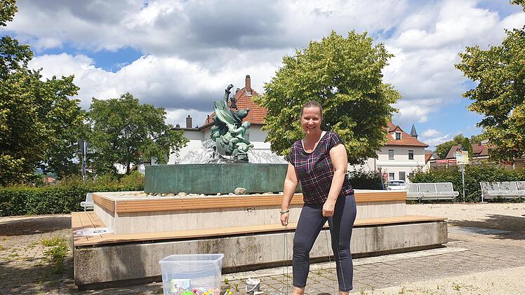 Die neue Veranstaltungsreihe "Spiel.Ort.Museum" beinhaltet coronakonforme Outdoor-Veranstaltungen rund ums Spielzeugmuseum Neustadt. Mandy Dollas-Brandner ist für die Veranstaltungsorganisation beim Spielzeugmuseum verantwortlich und hat die Spielsachen bereits getestet.