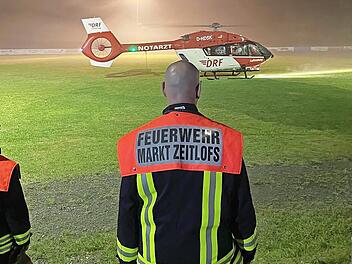 Noch in der Nacht landete am 15. August der Rettungshubschrauber auf dem Sportplatz in Zeitlofs, um den schwerverletzten 21-Jährigen in die Klinik zu bringen.