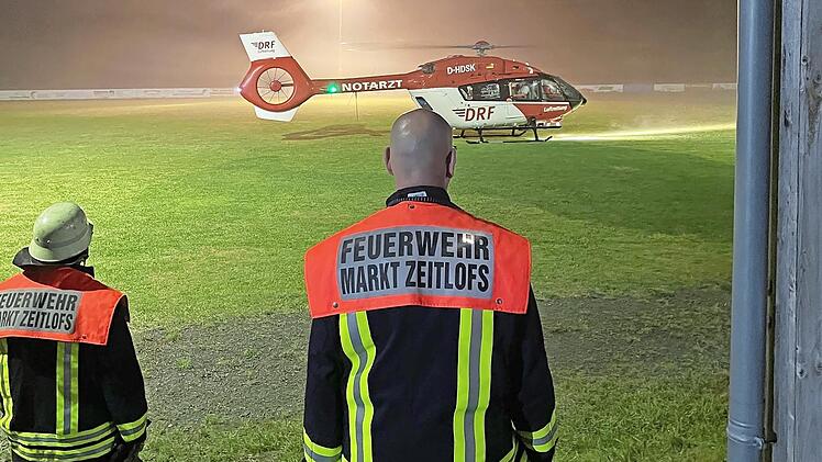 Noch in der Nacht landete am 15. August der Rettungshubschrauber auf dem Sportplatz in Zeitlofs, um den schwerverletzten 21-Jährigen in die Klinik zu bringen.