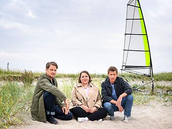 Bestatter Habedank (Holger Stockhaus, links) war gerade mit Melanie Harms (Tina Pfurr) unterwegs und beklagte sich, dass sich sein Schwarm Insa seit ihrem Umzug in die USA noch nicht bei ihm gemeldet hat, da stie&szlig;en sie auf den t&ouml;dlich verungl&uuml;ckten Dr. Momsen. Und die Hobbyermittler haben f&uuml;r Polizist Henk (Maxim Mehmet) auch gleich eine Theorie.