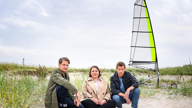 Bestatter Habedank (Holger Stockhaus, links) war gerade mit Melanie Harms (Tina Pfurr) unterwegs und beklagte sich, dass sich sein Schwarm Insa seit ihrem Umzug in die USA noch nicht bei ihm gemeldet hat, da stie&szlig;en sie auf den t&ouml;dlich verungl&uuml;ckten Dr. Momsen. Und die Hobbyermittler haben f&uuml;r Polizist Henk (Maxim Mehmet) auch gleich eine Theorie.