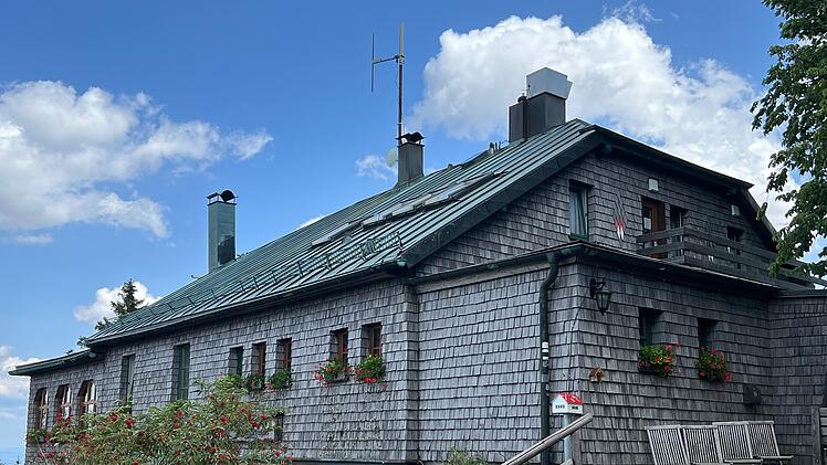 Auf dem 939 Meter hohen Gipfel der Gro&szlig;en K&ouml;sseine im Landkreis Wunsiedel steht das K&ouml;sseinehaus des Fichtelgebirgsvereins.