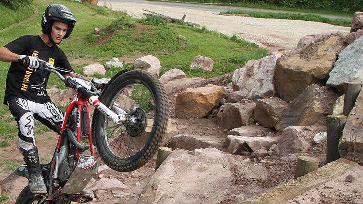 Trial ist Nervenkitzel pur:   Der 17-jährige  Untersteinacher Timo Jansen  springt auf dem  neuen  Trainingsgelände  des MSC Kasendorf,  das  unweit  der  Autobahn  bei Welschenkahl    liegt,  mit seinem  Motorrad über  ein  Hindernis. Fotos: Alexander  Hartmann