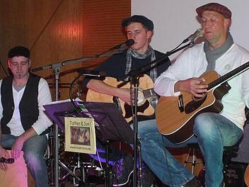 Frank Wehner (Cájon), Philipp Kirchner (Gitarre), Willi Kirchner (Gitarre) haben mit ihrem Benefizkonzert bislang 3300 Euro für die Lebenshilfe Bad Kissingen "erspielt".  Foto: Björn Hein