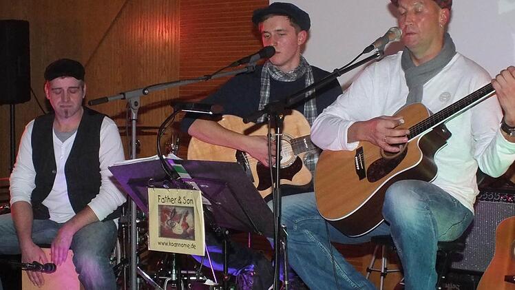 Frank Wehner (Cájon), Philipp Kirchner (Gitarre), Willi Kirchner (Gitarre) haben mit ihrem Benefizkonzert bislang 3300 Euro für die Lebenshilfe Bad Kissingen "erspielt".  Foto: Björn Hein