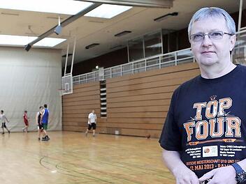 Sportlehrer Jochen Hirmke von der Wirtschaftsschule fragt sich, wo die Vereine während der Hallensanierung wohl unterkommen. Foto: Matthias Hoch